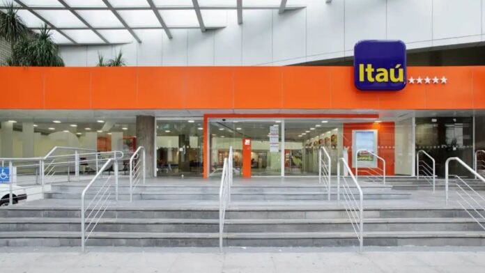 Banco Itaú despide a empleados tras resultados en el teletrabajo